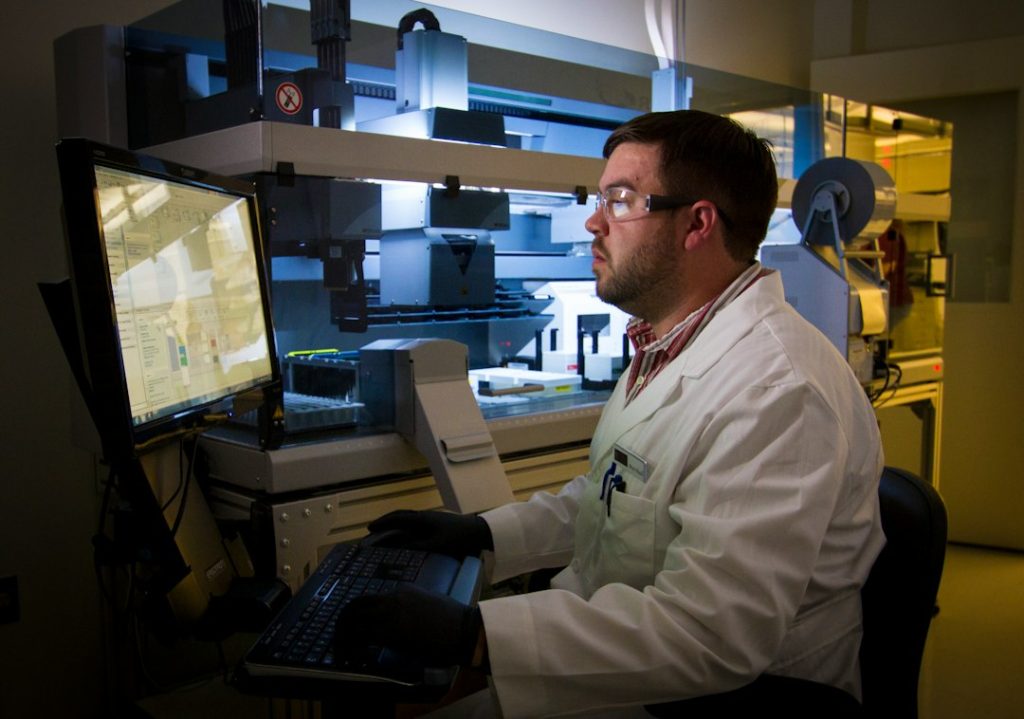 Bioinformatics: Skills, Career Paths and Internship Opportunities for Students Researcher reviewing DNA sequencing and genomics data in a laboratory